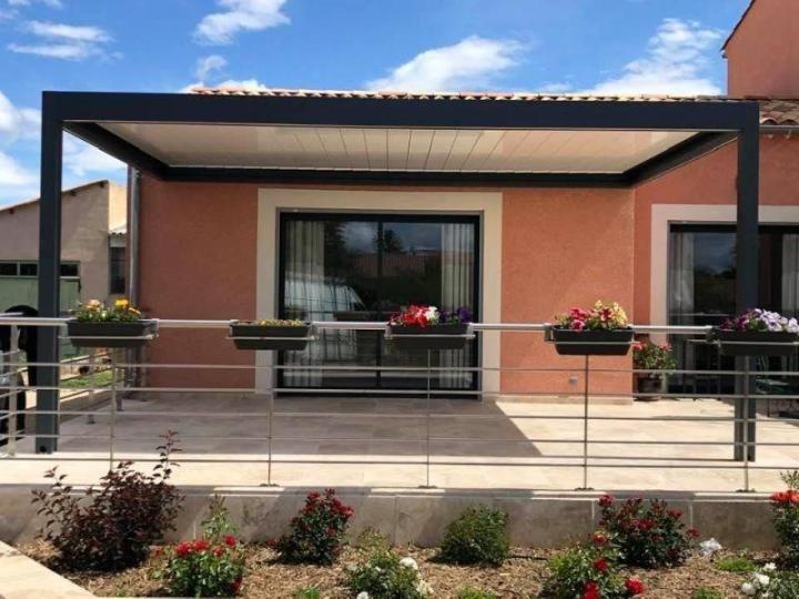 Fabrication d'une pergola bioclimatique Volx 